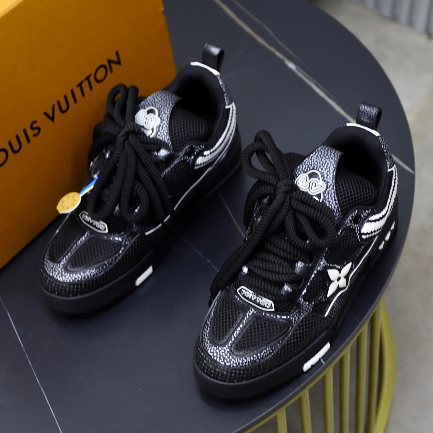 Ex-factory price: 860💰LV Couple👫Louis Vuitton TRAINER sneakers classic Louis Vuitton men's artistic director Virgil Abloh picked inspiration to create this LV Trainer sneaker. Yingze crystal inlays present a colorful effect. VS can be matched with two gorgeous effect colors. The LV letter logo badge on the tongue is gorgeous and noble. The LV letter is decorated on the side. The outsole is decorated with a Monogram flower pattern. It shows the trend of elegance and nobility! Men's and women's models: 35-46